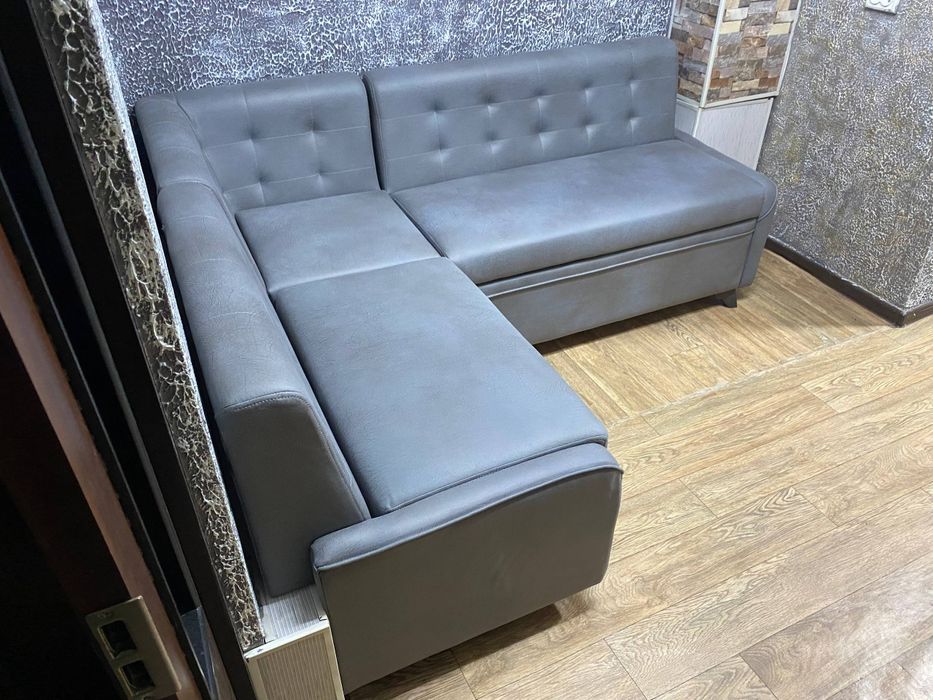 Кухонный уголок мягкий имеется бельевые ящики