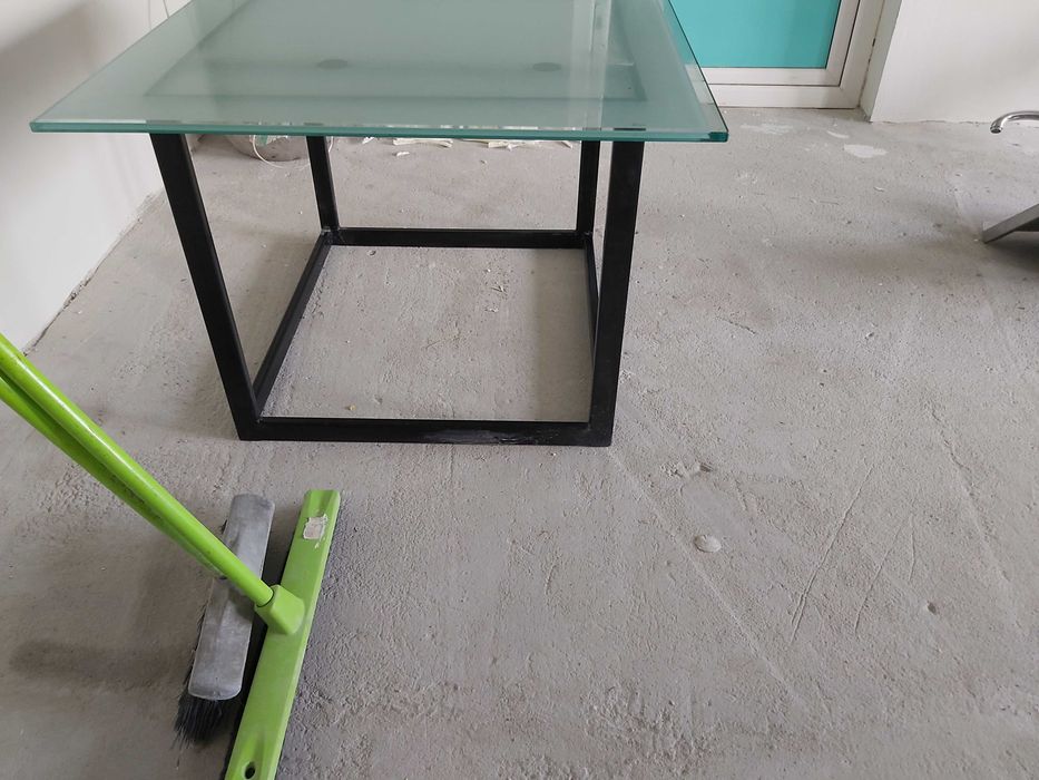 Masa de sticla cadru metal pret 250 lei Urgent