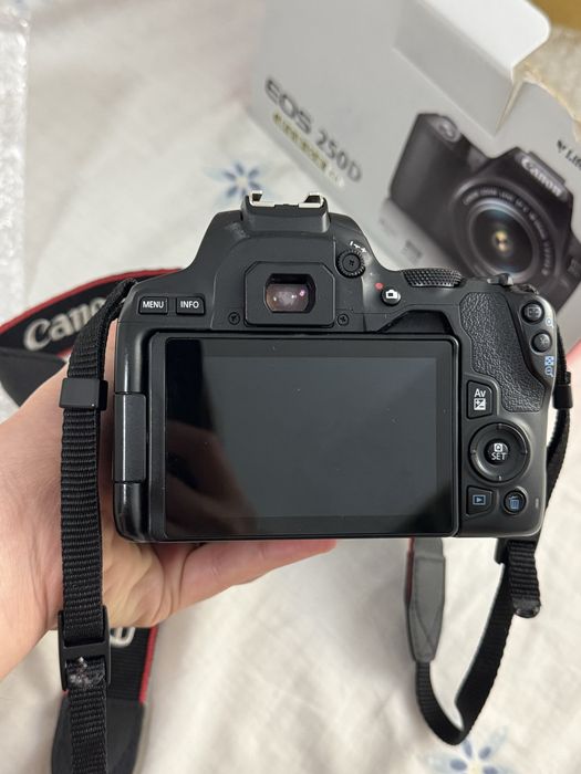 Cameră Canon 250D kit obiectiv 18-55mm