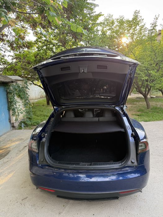 Tesla Model S синий металик цвет который привлечет внимание окружающих