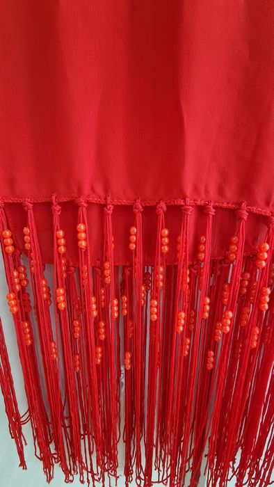 Eșarfă roșie elegantă din voal cu franjuri