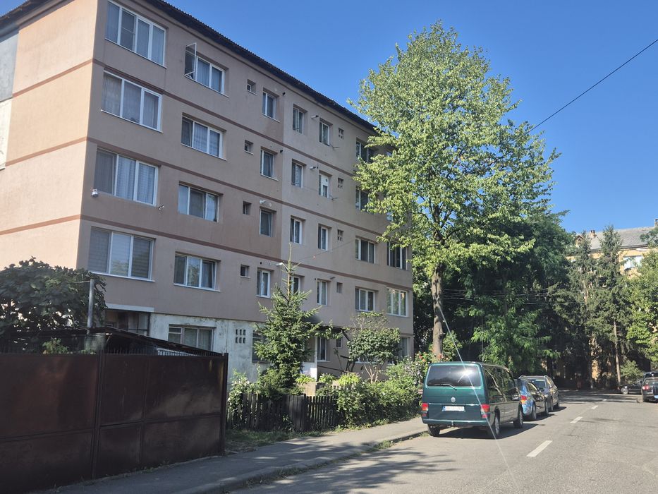 Vand apartament  et 3,zona independentei,scara luminata si curata