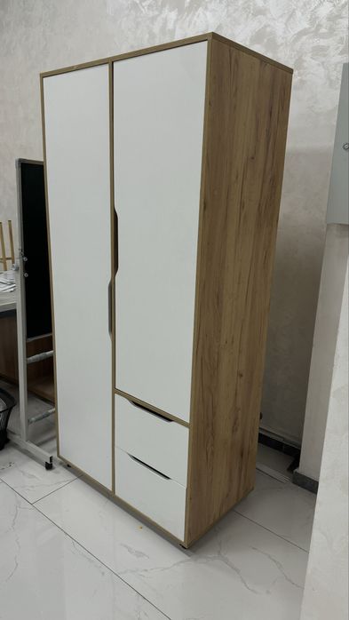 Шкаф белый , стол