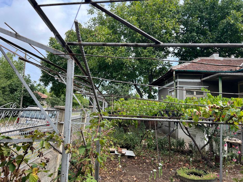 Продавам / Заменям къща с двор в село Бръшлен