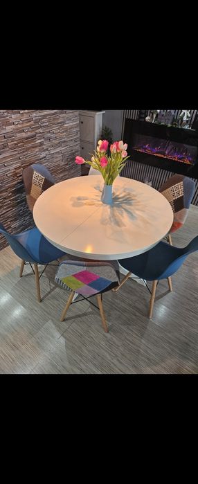 5 scaune tapițate + 2 scaune albastre