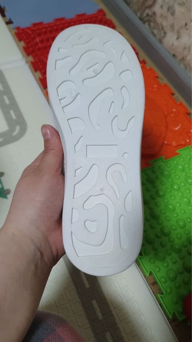 Женскте кроссовки