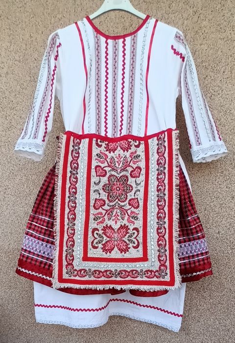 Детско-юношеска народна носия.
