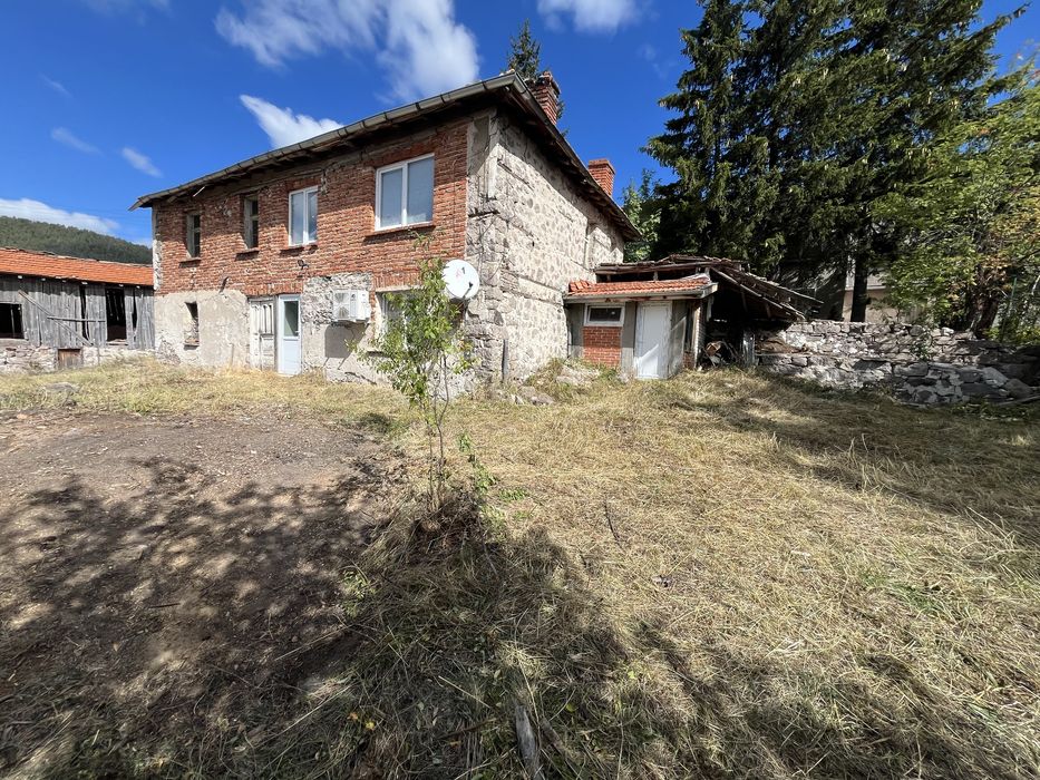 Къща в с. Равногор 200м2