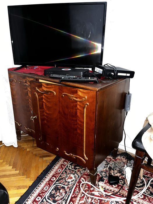 Vand mobila veche din lemn masiv