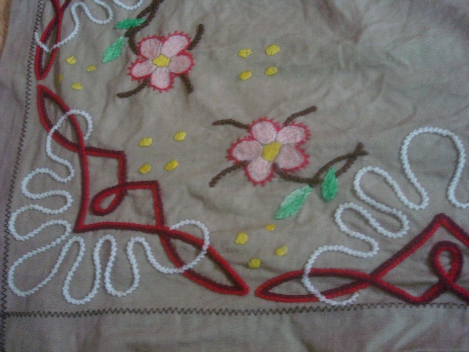 Ръчно бродирано каре и кърпи за глава за народна носия