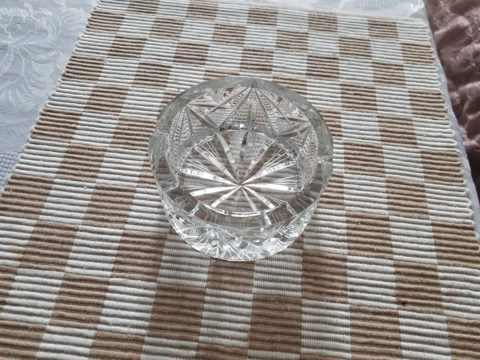 Голям стъклен кристален пепелник- 15 cm диаметър