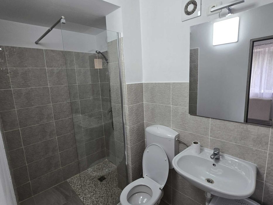 Apartament 3 camere situat la casă, Renovat, 2 Băi, Parcare, Pretabil 2 Studenți/Studente