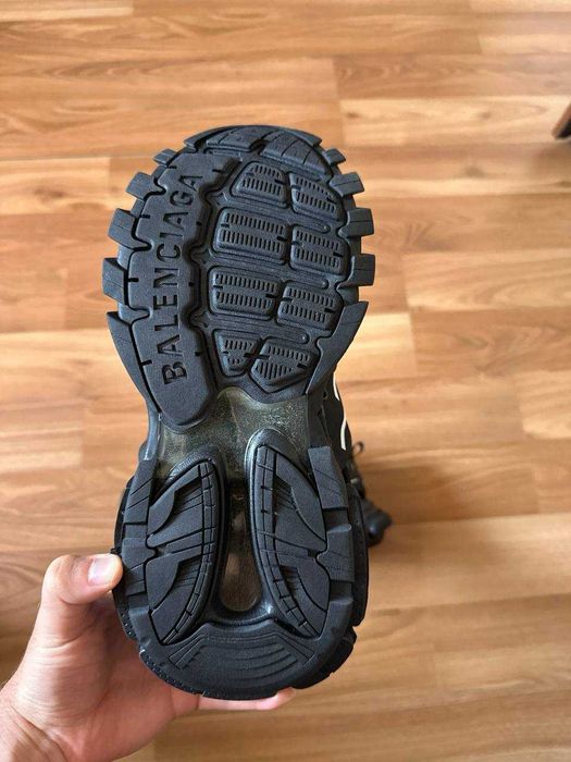 Sneakers Balenciaga cu eticheta (nu Nike, Gucci, Adidas, Balenciaga)