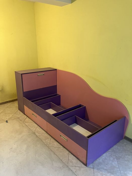 Легло със скрин, с две чекмеджета, два цвята.