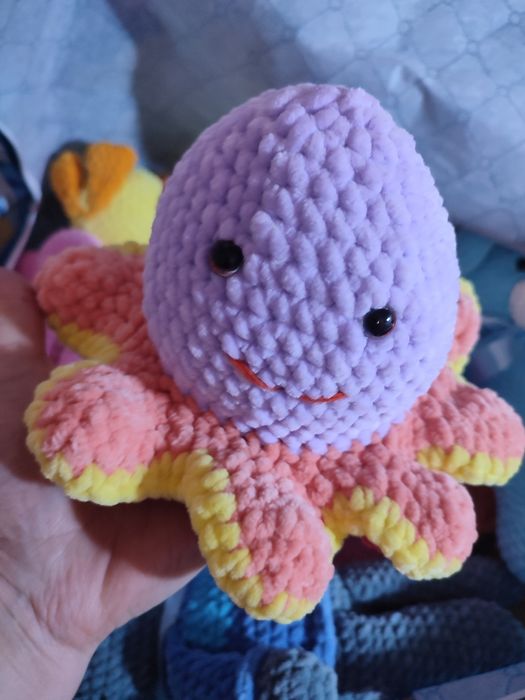 Плюшени играчки за малко дете.Плетени играчки