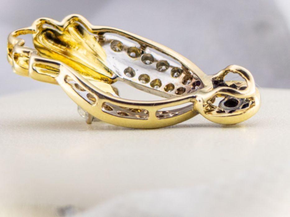 Продавам елегантна златна висулка с диаманти