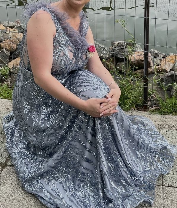 Rochie de seara cu paiete si pene