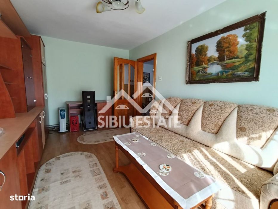 Apartament de vanzare cu 3 camere, decomandat - Valea Aurie