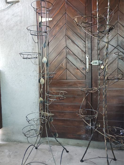 Vând 2 suporturi pentru flori .