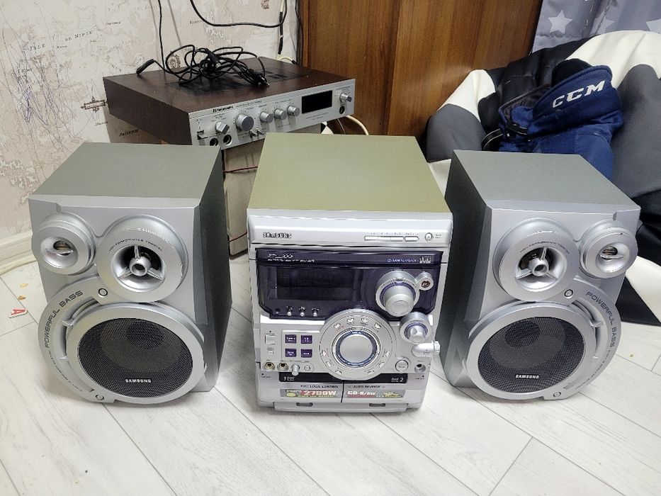 Продам видеомагнитофон с касетами