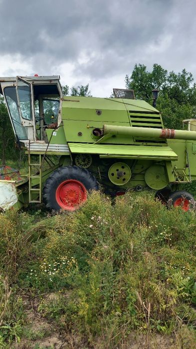Vând tractor international 1056 xl și o combina class senator