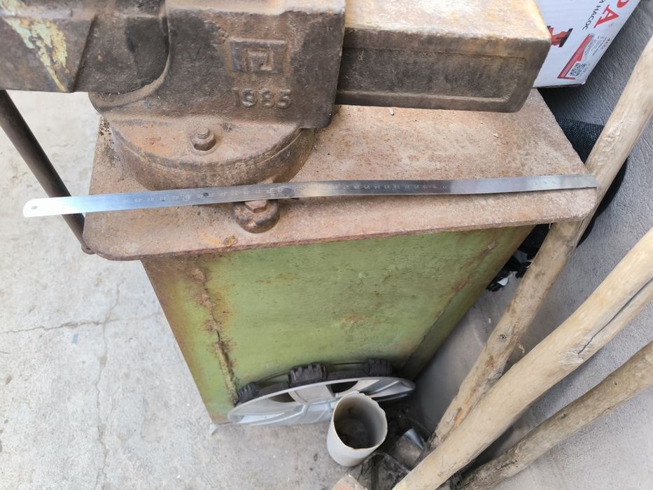 Верстак металлический с тисками