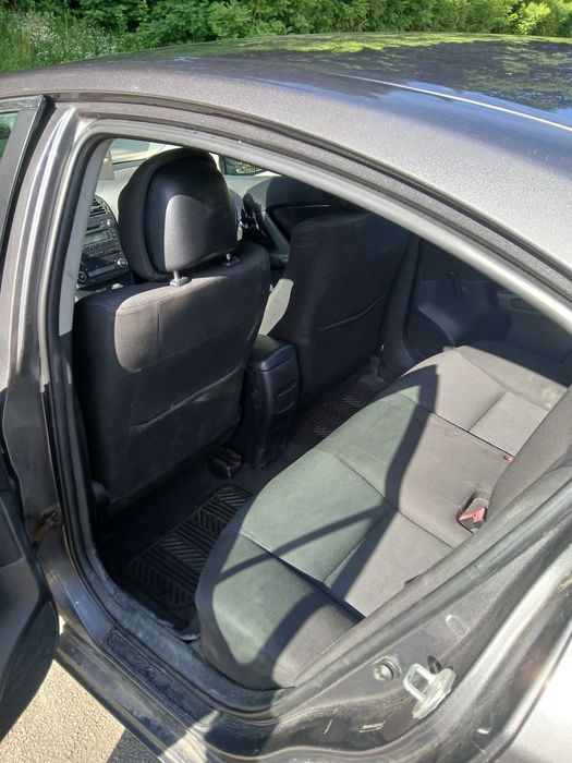 Продавам Toyota Avensis