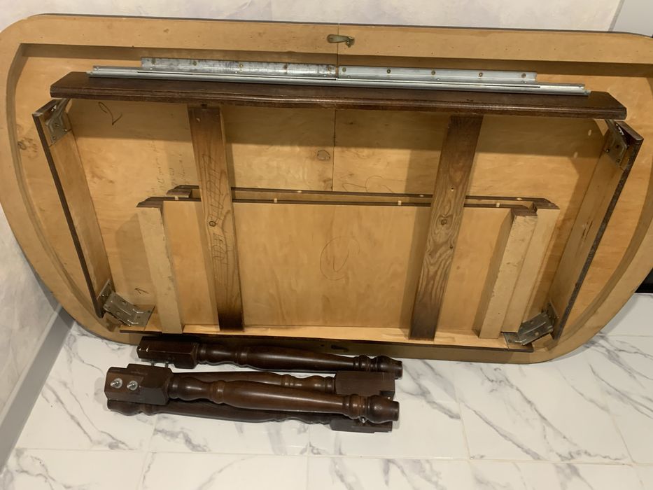 Продается стол со стульями