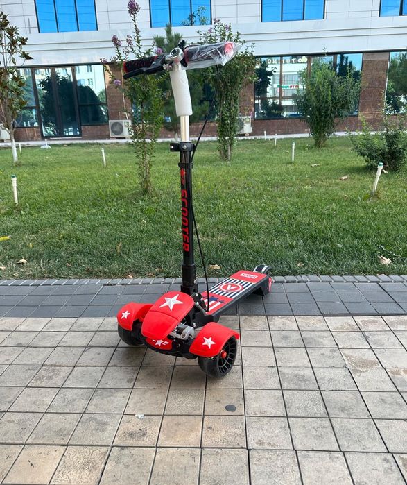 Самокат Трехколесный самокат очень крутой для детей от 5 лет.