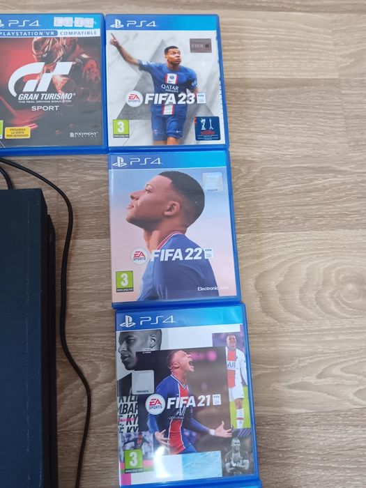 PS4 + 3 контролера + 10 игри