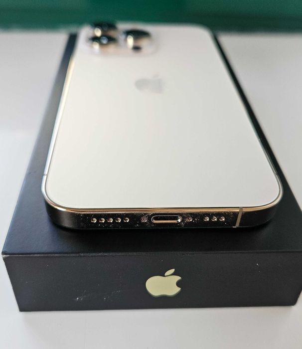 iPhone 13 Pro Gold 128GB – Impecabil (fără zgârieturi) + încărcător complet + 7 huse cadou