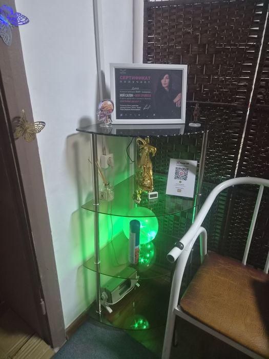 Два стеклянных столика