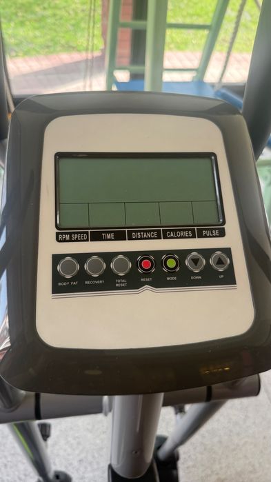 Продаю Элипс , работает все .