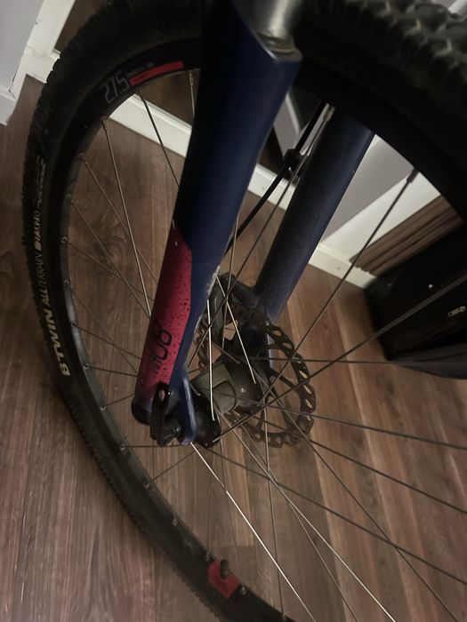 Vând bicicletă Rockrider ST 520, roți 27.5”, aflată în stare estetică și tehnică foarte bună. Bicicleta a fost întreținută și funcționează impecabil