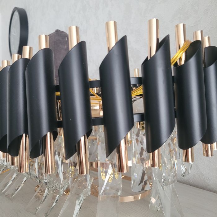 Продается люстра новая.