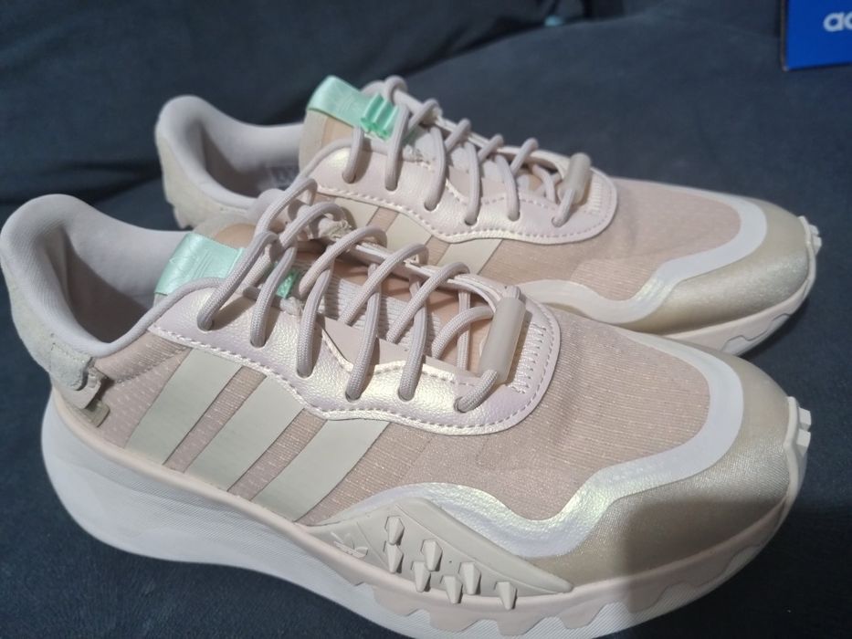 Adidasi Adidas marimea 37
