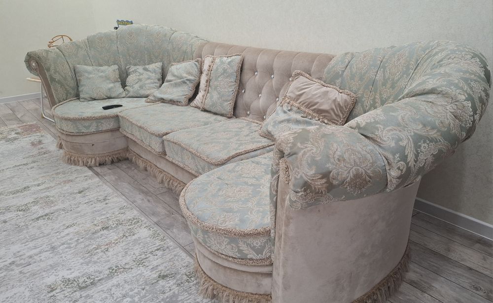 Диван с подушками в нормальном состоянии.