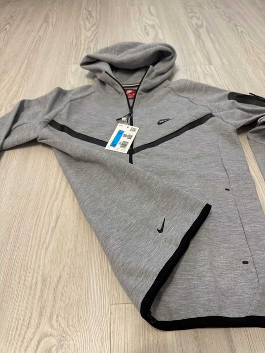 Trening Nike Tech Fleece Model NOU l Compleu