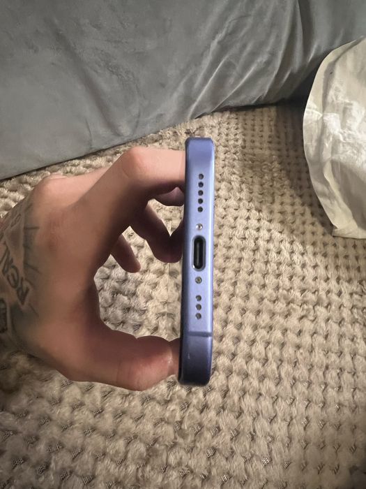 Iphone 16 blue 93% battery health