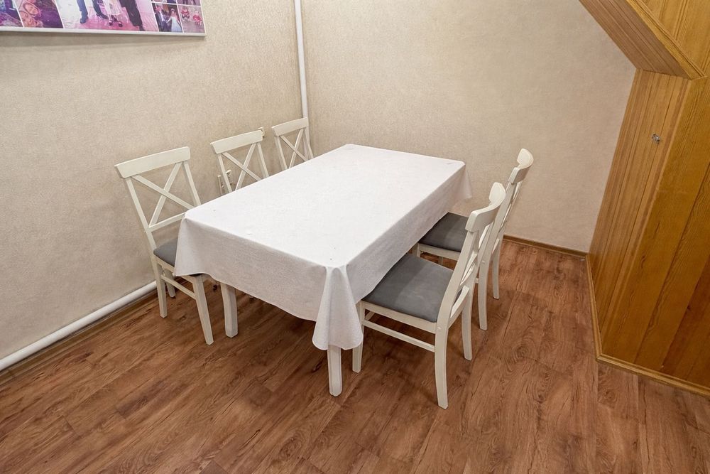 Стол со стульями