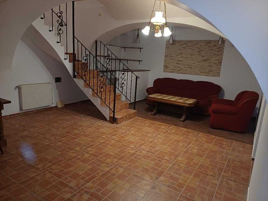 Proprietar vând apartament  ultracentral 5 camere central pe 3 nivele.