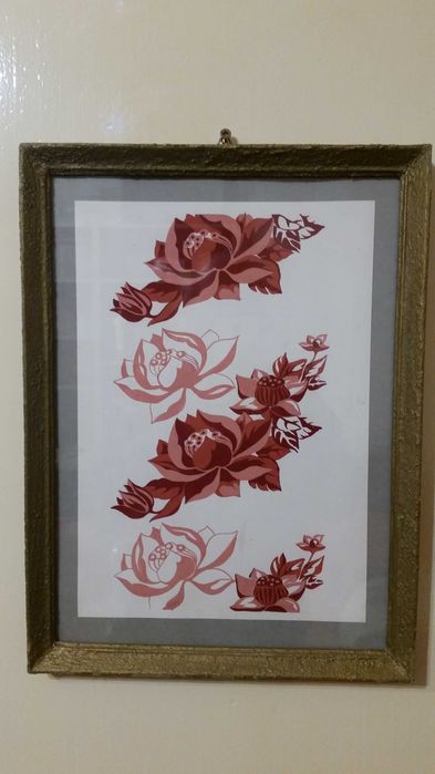Картина с рисувани рози в хубава рамка със стъкло отпред.