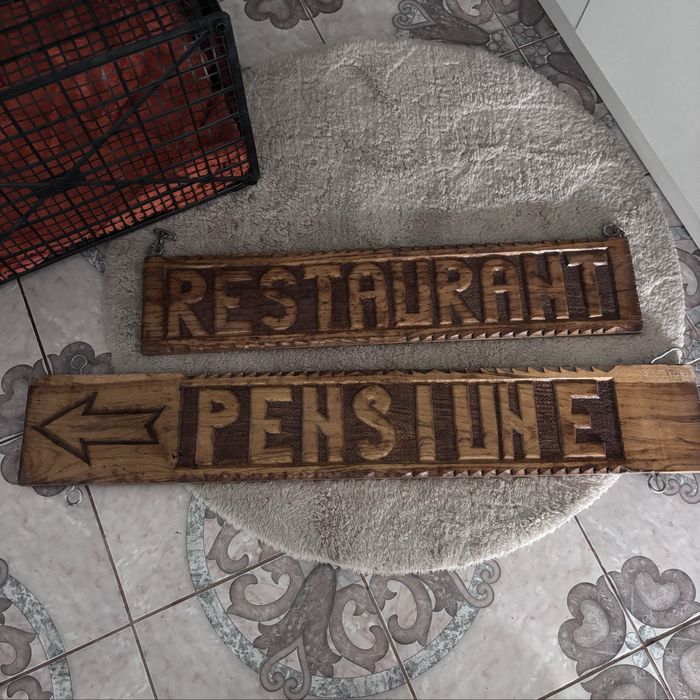 Indicatoare rustice din lemn masiv sculptate