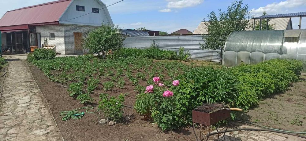 Продам 2х этажный  дом в жилом массиве  Дружба в городе