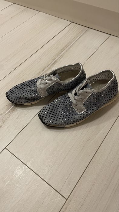 Adidasi sport perforati de culoare albastru cu argintiu mărimea 36