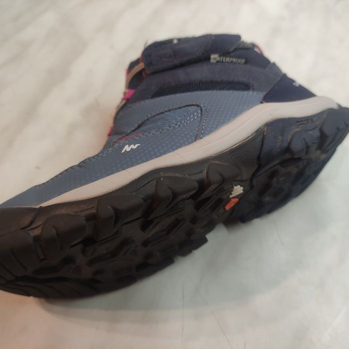 Vând ghete waterproof Quechua Nr 34,