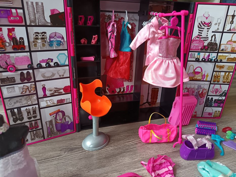Barbie Куфар гардероб и кукли