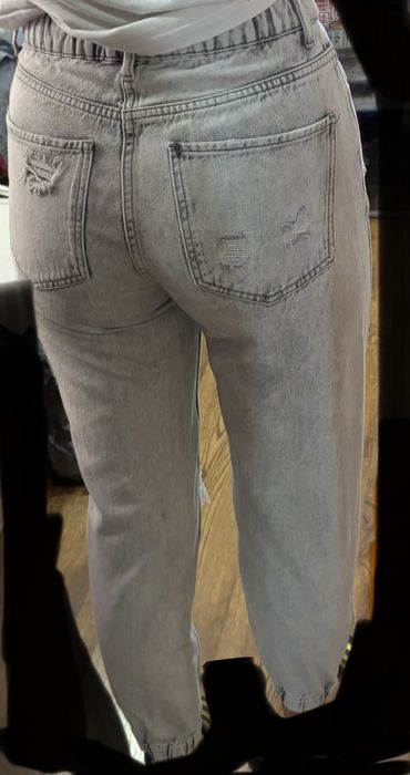 Сиви скъсани дънки на Bershka