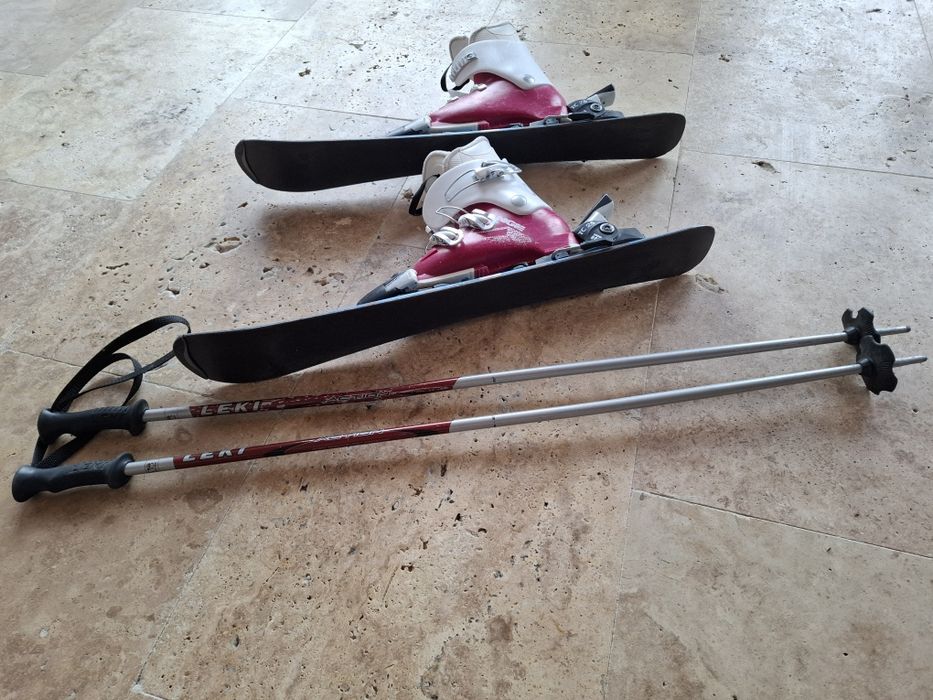 Skiuri și bețe copii