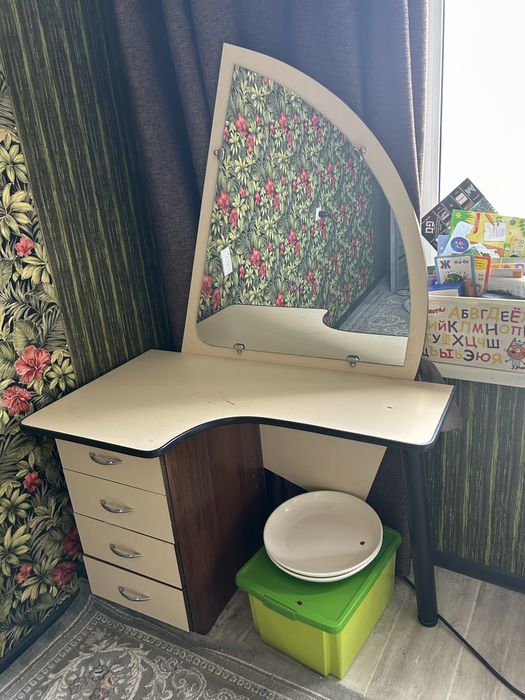 Столик с зеркалом